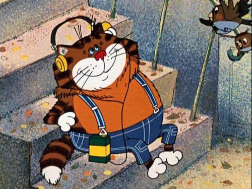 Ничего необычного, просто котик помогает хозяину на даче