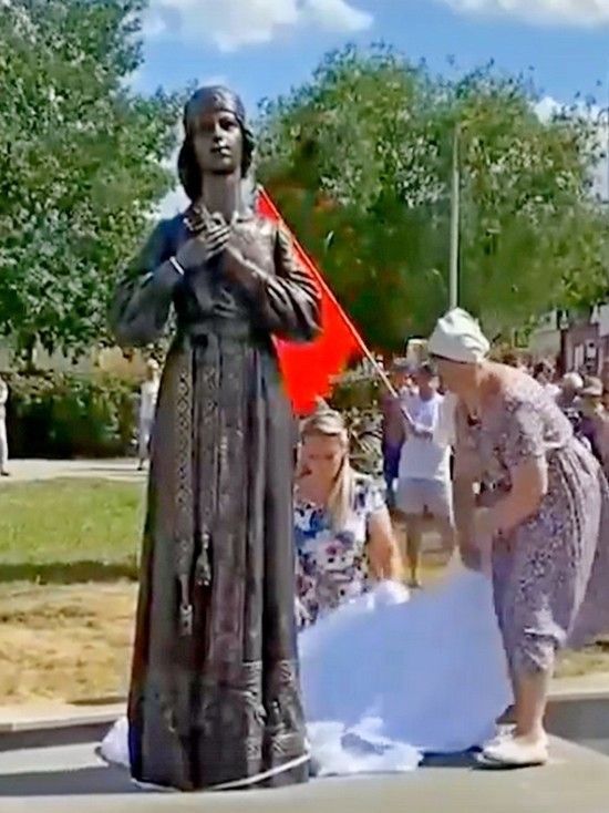 В Нововоронеже открыли новый памятник Аленке