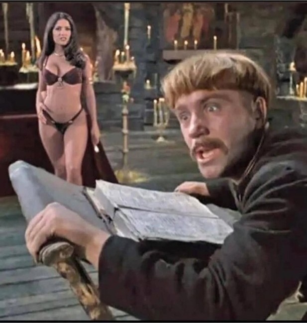 Жена подставляет мужа во время игры