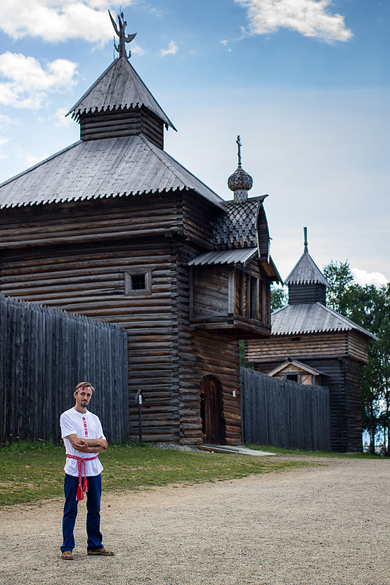 Парень в русской рубашке