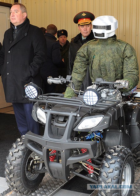 Медведеву подарили  шлем виртуальной реальности.