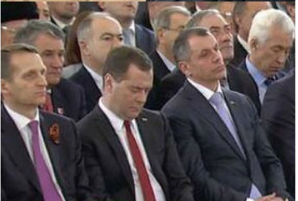Спим в неожиданных местах и позах