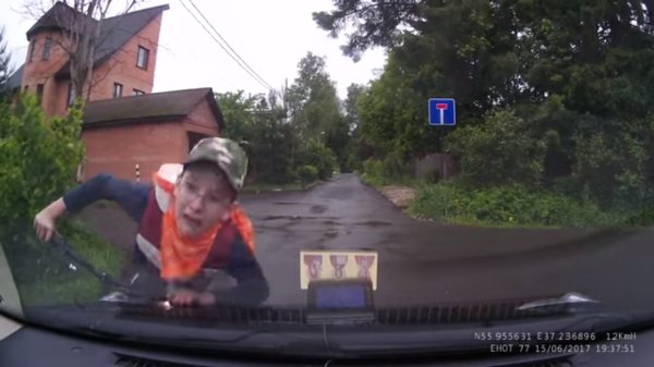 Дети-гонщики на велосипедах влетают в капот машины