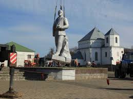 В Харькове сегодня скинули памятник Жукову