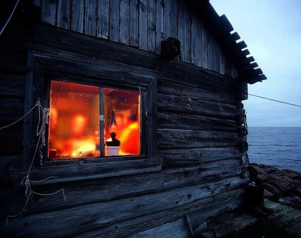 В избах красным огнем. Свет в окне избы. Вечер в избе. Деревенский дом свет в окне. Изба ночью.