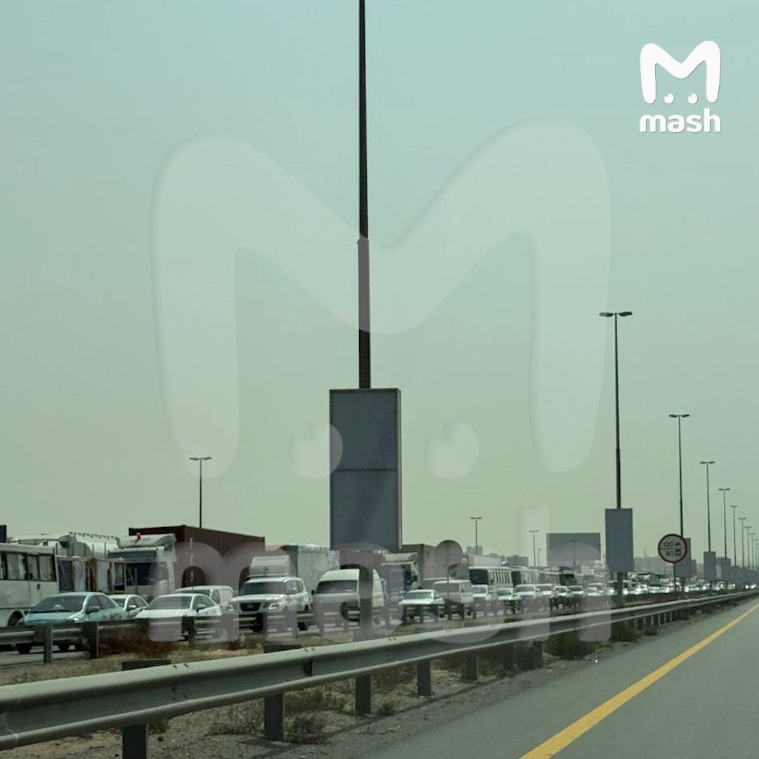 Тысячи человек покидают Дубай после того, как над местным курортным комплексом «Мадинат Джумейра» сбили несколько ракет.