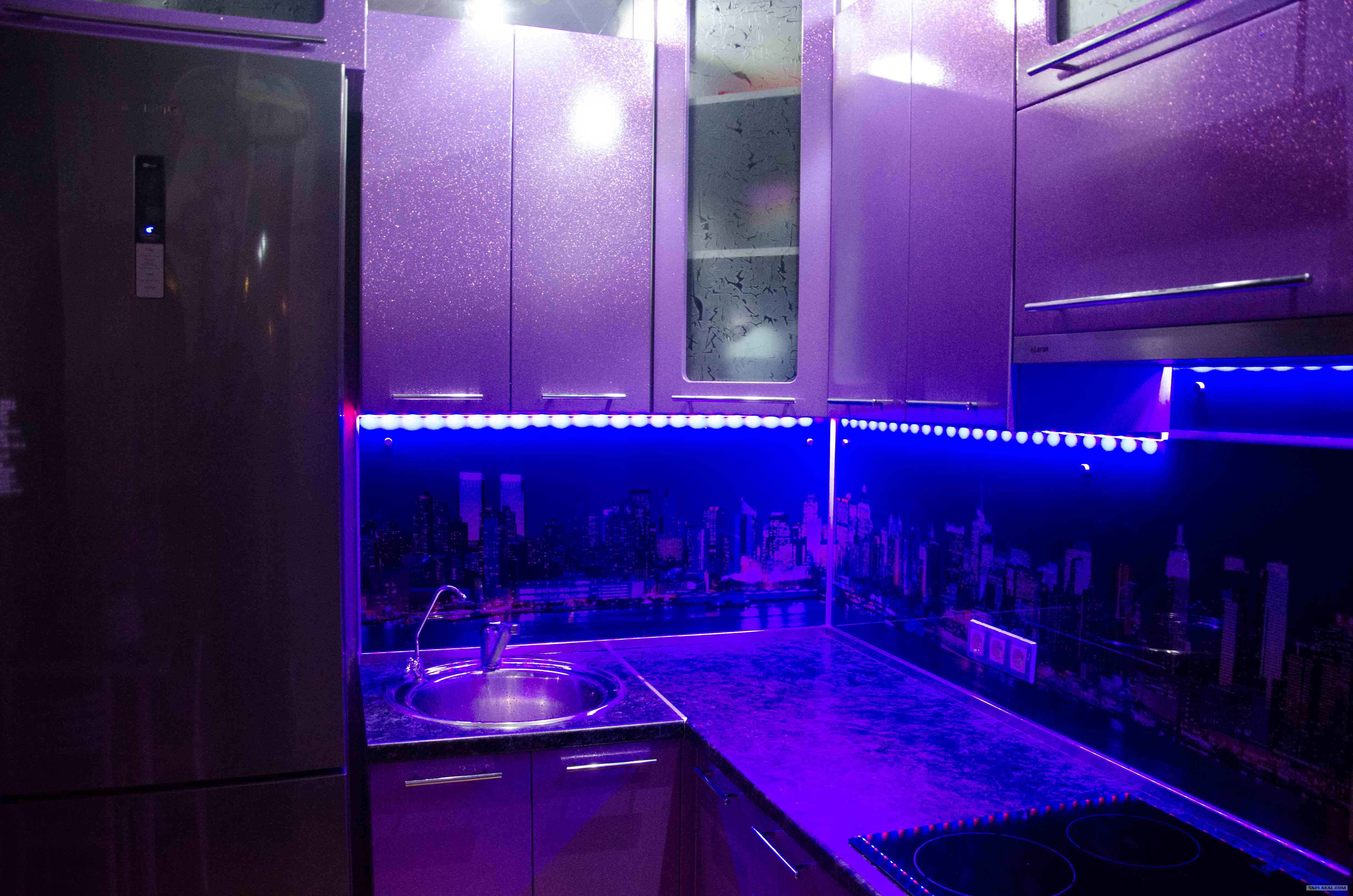 Кухня с подсветкой фото. Светодиодная лента на кухню. Кухня с неоновой подсветкой. Светодиодная подсветка для кухни. Диодная подсветка на кухне.