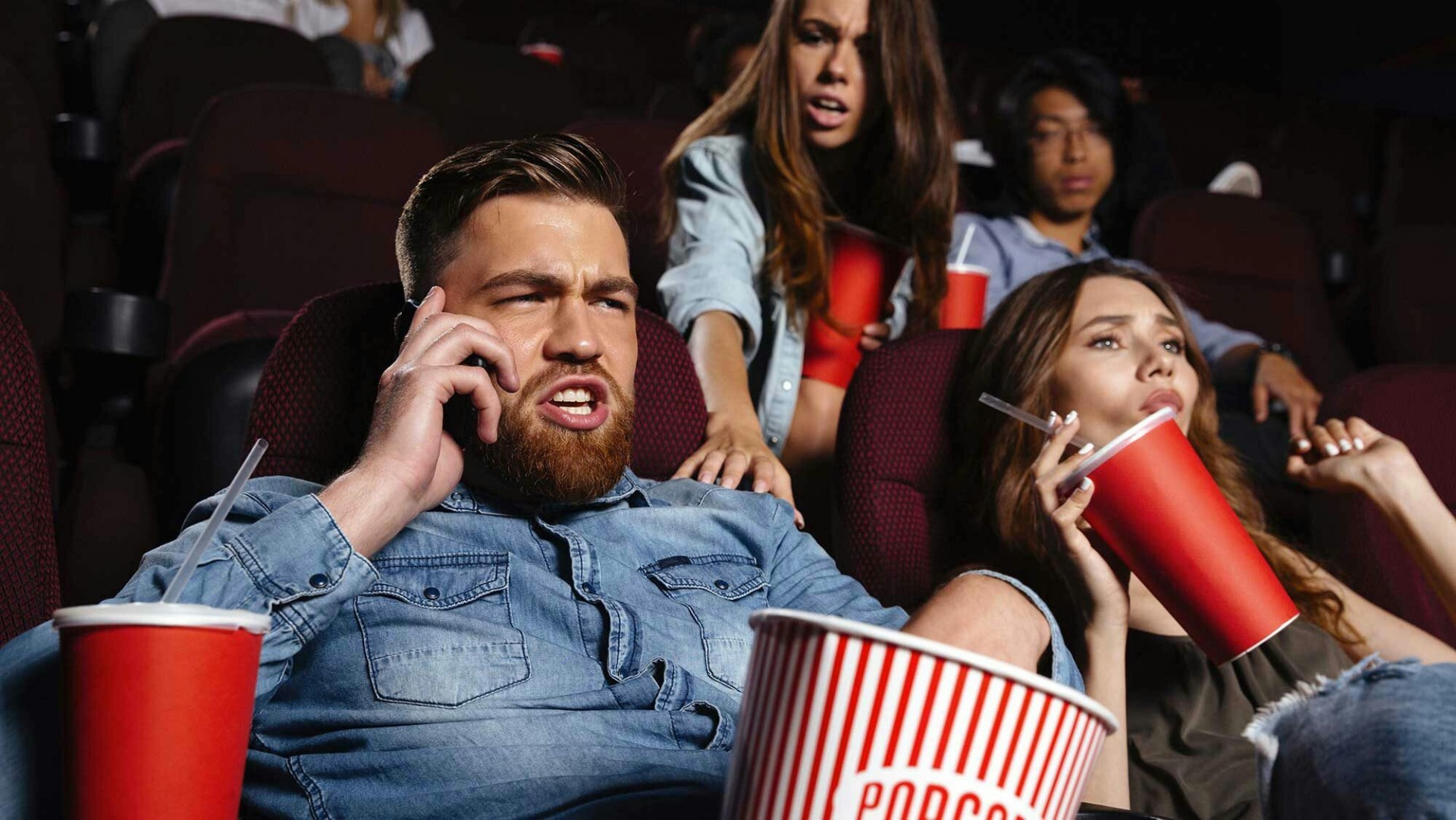 Talk loudly. Человек с рупором. Минусы громкого разговора. Много разговоров. Женщина кричит в мегафон.