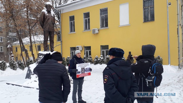 Противники концепта Солженицына протестуют у его памятника в Москве
