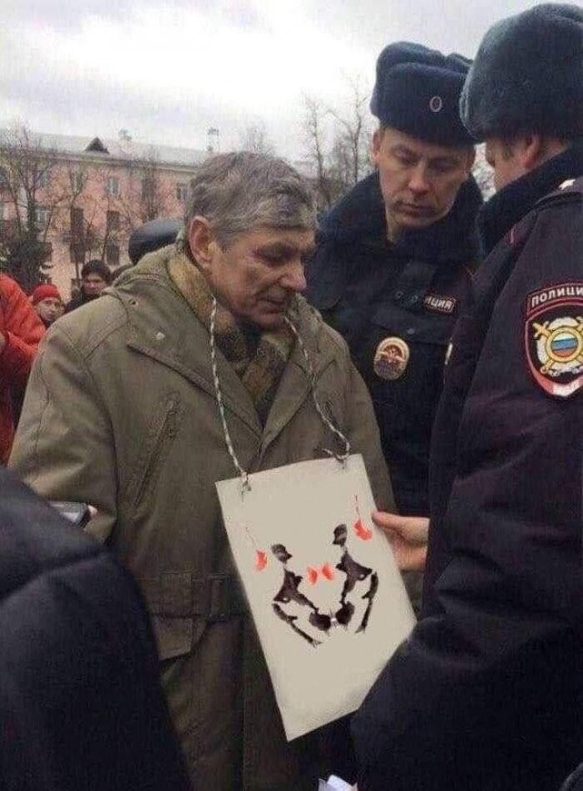 Иноагент Пивоваров о задержаниях блогеров за фото с красной икрой на Красной площади.