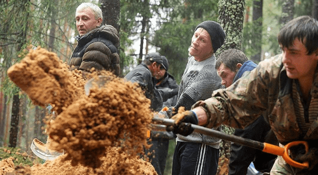 «Воняет гнилью». Как хоронят невостребованные тела