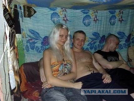 В камеры к арестованным водят проституток