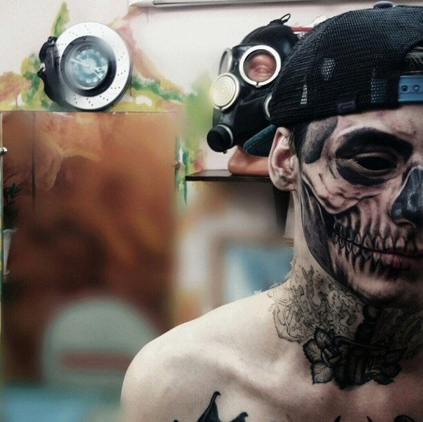 Татуировка в виде черепа.