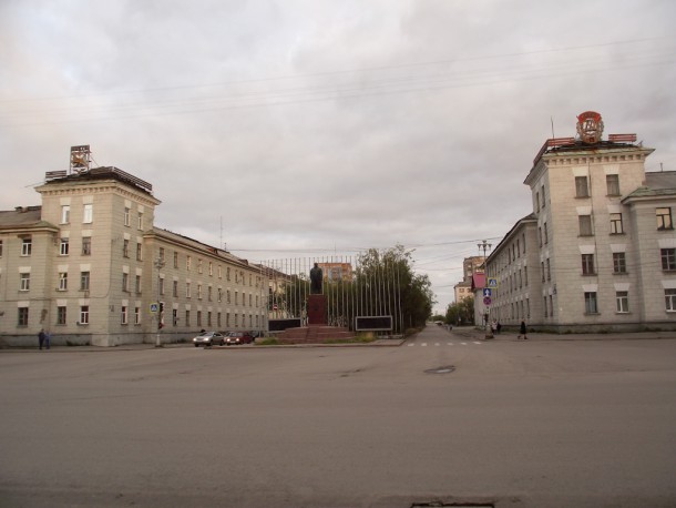 Посмотрите, как в Новосибирске включили старые советские вывески