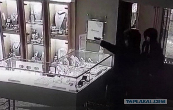 "Это ограбление!". Подростки, вооружившись игрушечным пистолетом, совершили налет на ювелирный магазин в Иркутске