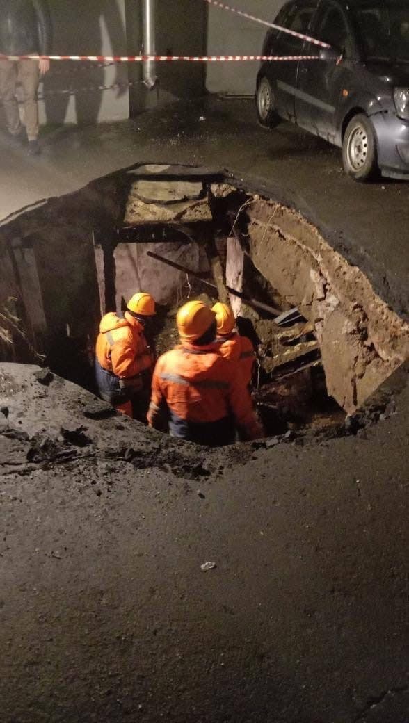 Момент обрушения асфальта во дворе Садово-Черногрязской в Москве попал на видео