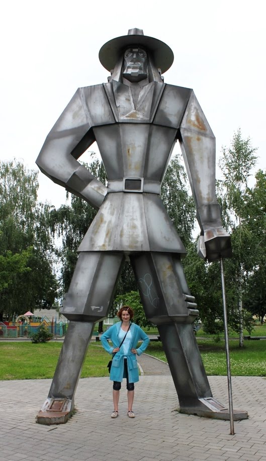 "Пугающий" памятник врачу с ребенком потребовали убрать в Хабаровске