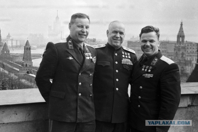 В послевоенном Кремле 1949 года фотограф поймал в объектив уникальный момент — вместе стояли три легенды, три символа победы, трижды Герои Советского Союза.