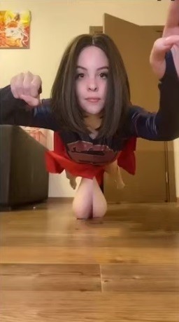 Когда девушкам нечего делать, они делают это