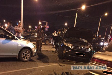 Chevrolet Cruze, размолотило между тремя фурами