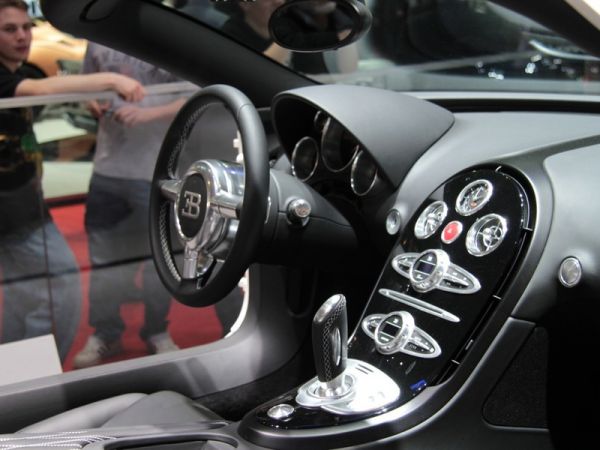 Авто-порнография: как выглядит обнаженный Veyron