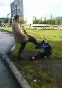 В Казани быдло-дети окружили бабулю и начали над ней издеваться