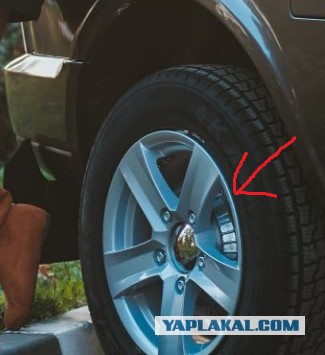 Красивые девушки и новая Lada Urban