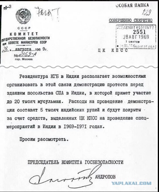 Тернопольцы подрисовали на портрете Савченко в районе головы пятна крови и написали слово "убийца".