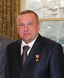 Школьники в регионах РФ запустили флешмоб с надписью «Путин — вор»