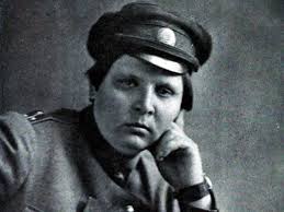 Настоящий мужик не имеет право поднимать руку на женщину. А вот она может мордовать мужчину сколько хочет