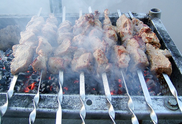 Семья на шашлыках. Шашлыки чебуреки боржом. Курица. Шашлычная подольск. Шашлычные в москве.