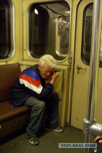 Пассажиры в метро.