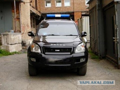 Дошутился с мишурой в виде мигалки на крыше