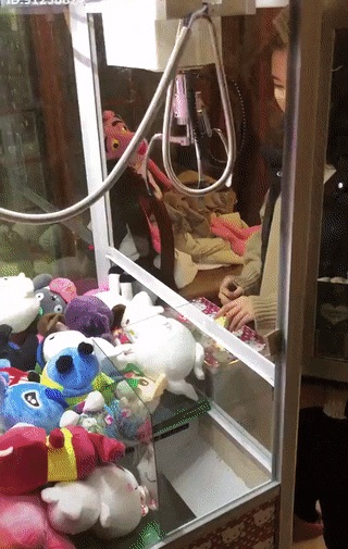 Верный способ получить игрушку в автомате с клешнёй