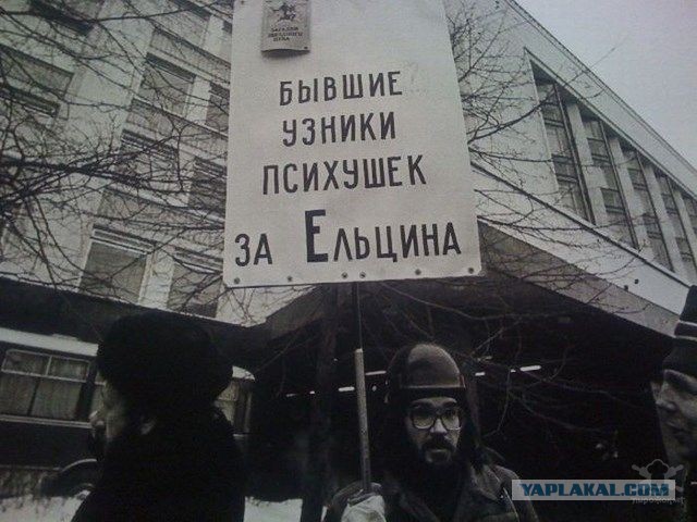 В Москве у здания ФСБ обнаженная девушка забралась в клетку с надписью «Груз 300»