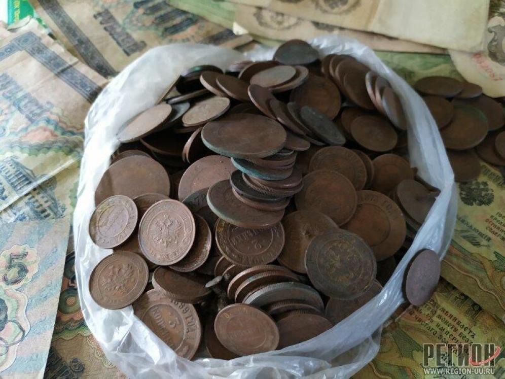 Нашел монеты дома. Клад в доме. Клады в старых домах. Клады в старинных домах. Закладные монеты.