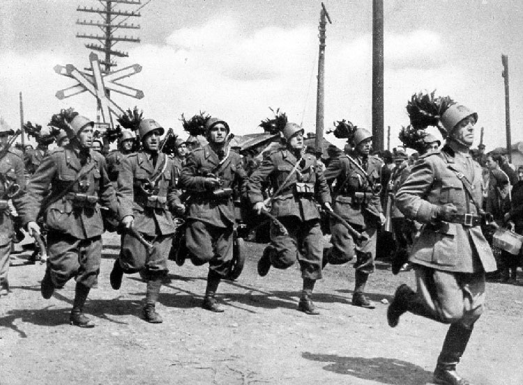 Французские войска в одессе. Итальянские берсальеры вторая мировая. Берсальеры во второй мировой войне. Итальянские берсальеры Муссолини. Оборона Одессы 1941.