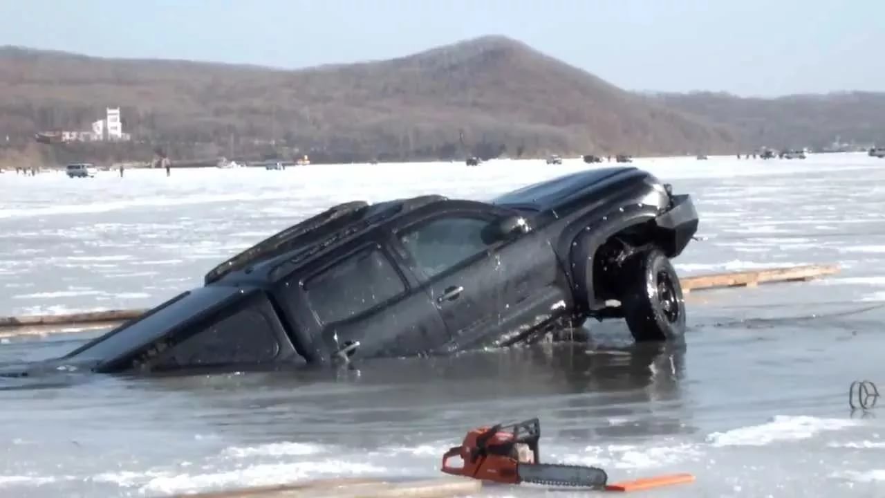 Утонули автомобили. Машины рыбаков провалились под лед. Машина подо льдом. Байкал и машины провалились. Автомобиль ушел под лед.