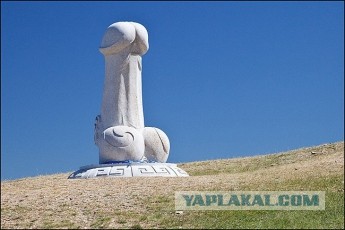 Трактор снес огромный снежный член
