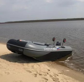 Мужчина два месяца дрейфовал на катамаране в Охотском море