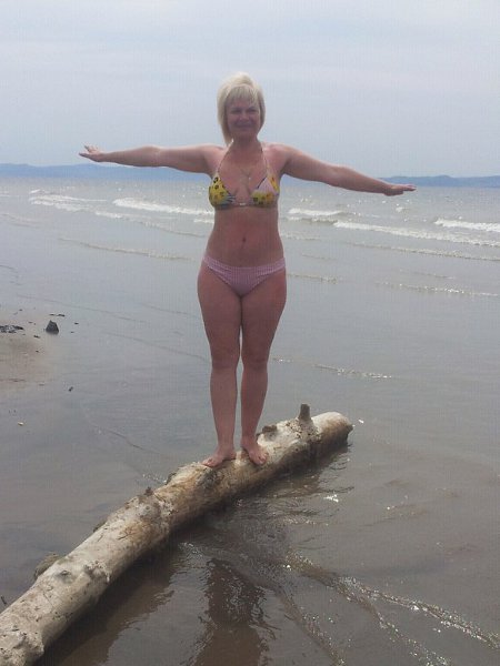 Дамы в шляпках и купальниках