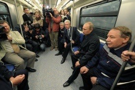Путин признался, что иногда ездит по Москве "по-тихому", без мигалок