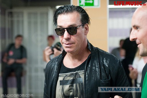 Rammstein похвастался золотым iPhone 6s с портретом Путина