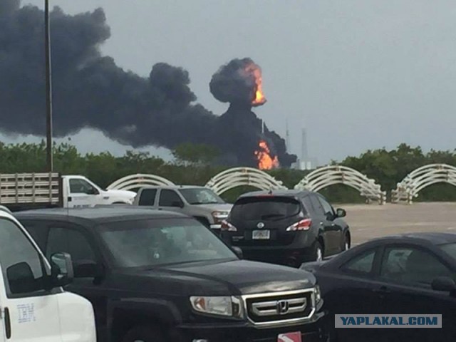 Ракета-носитель Falcon 9 компании SpaceX Элона Маска взорвалась на стартовой площадке.