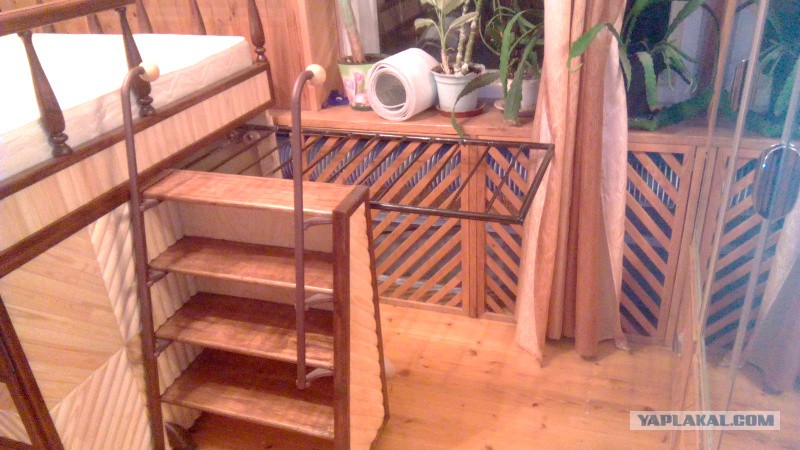 Пойызда бір әйелді аңдыған.