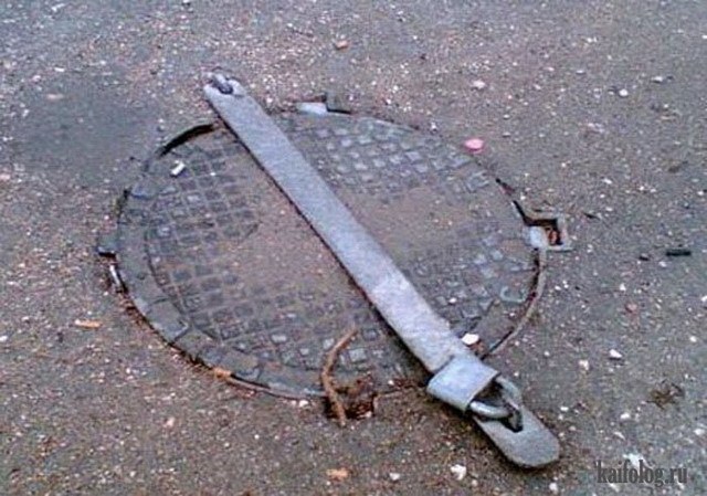 К приезду Путина в Екатеринбурге заливают монтажной пеной канализационные люки