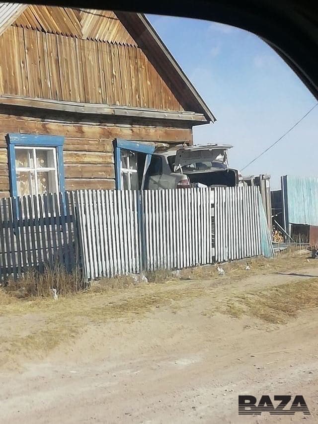 В пригороде Улан-Удэ автомобиль врезался в дом.