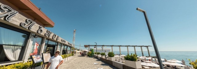 Туристки в бикини вызвали споры в Сочи