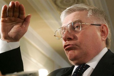 Соседи Януковича с боем прорываются домой.