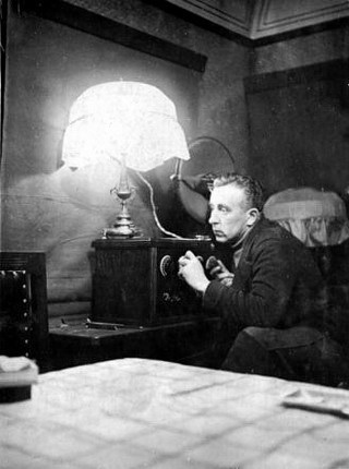 Пришел домой, подключил телефон к колонке...